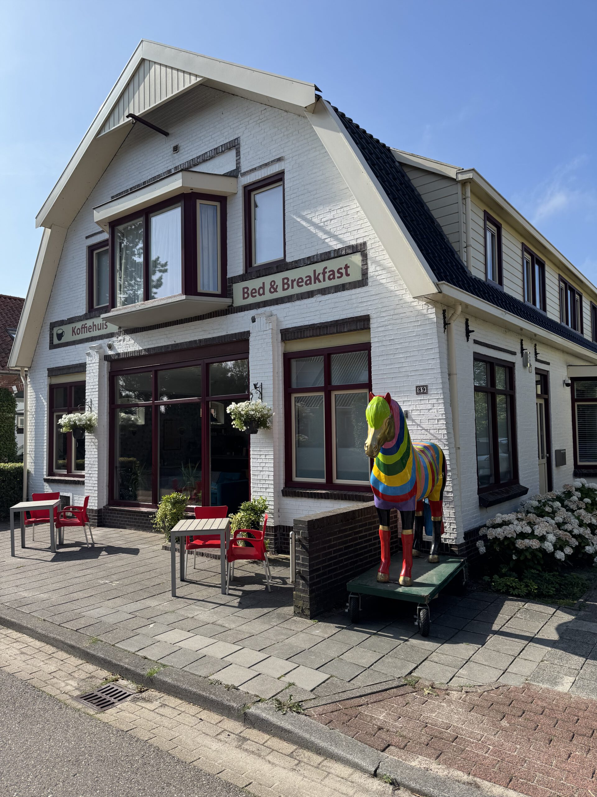 Voorzijde van De Geiser-Inn in Scheemda