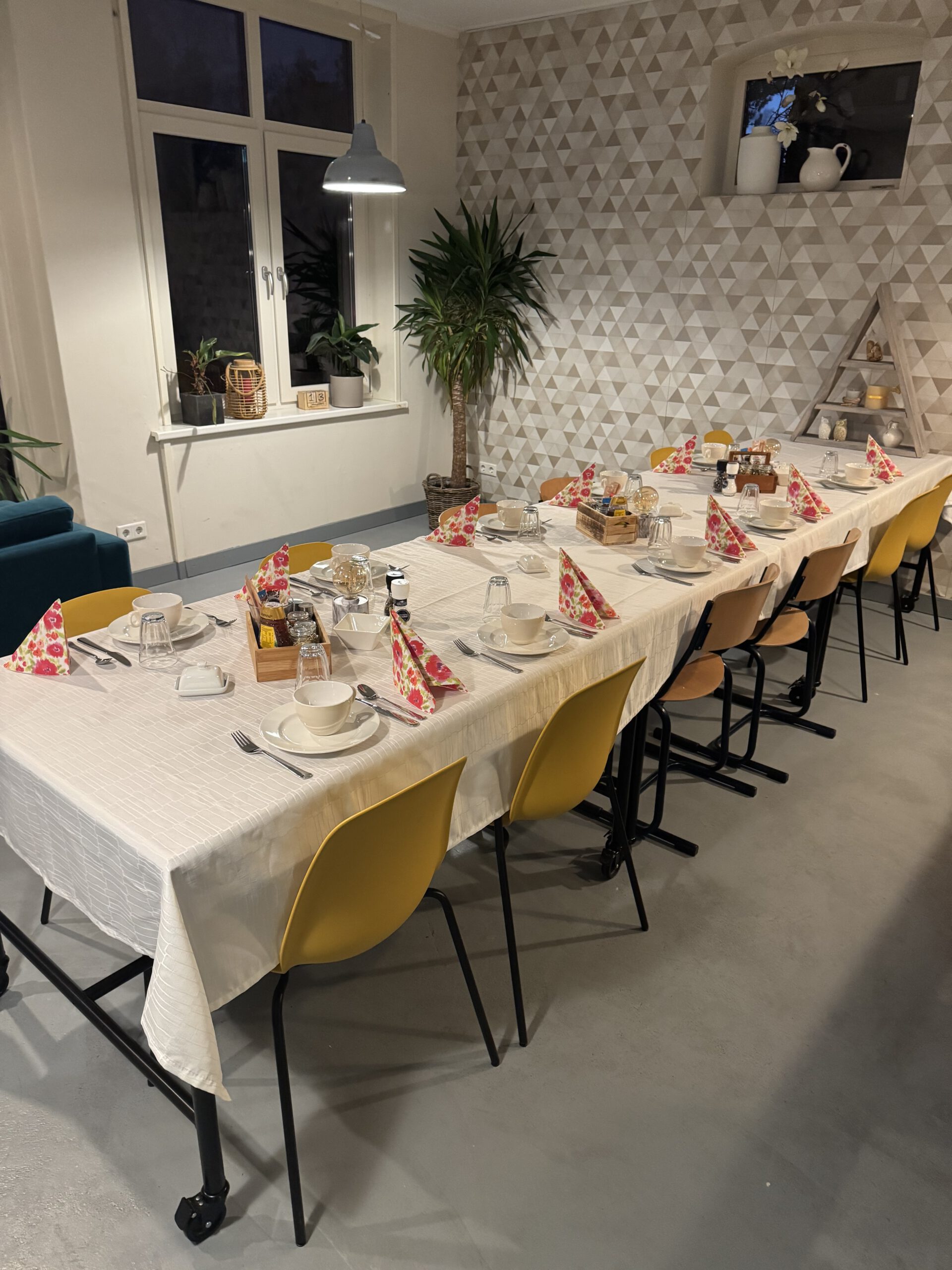Gedekte tafel in het koffiehuis van De Geiser-Inn voor ontbijt, high tea of een bijeenkomst